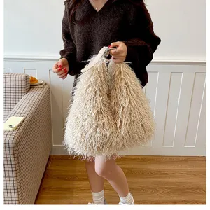 Sac à bandoulière en peluche tendance pour femme, sac à main d'hiver duveteux, fourre-tout chic.