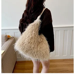 Sac d'épaule duveteux femme hiver, sac à main en peluche élégant pour le commuting quotidien.