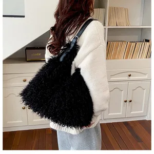 Vue détaillée d'un sac à épaule noir duveteux et élégant pour femmes, mode hivernale.