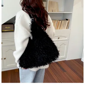 Sac à épaule duveteux noir pour femme, sac à main moelleux en peluche pour l'hiver et le quotidien.