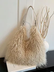 Sac bandoulière chic en peluche bouclée beige pour femme, sac à main fausse fourrure tendance.