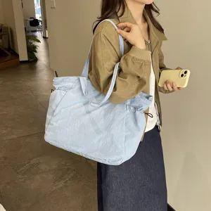 Casual γαλάζια νάιλον τσάντα shopper λεπτομέρεια, μεγάλη τσάντα ώμου για καθημερινή χρήση.
