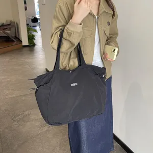 Μαύρη casual τσάντα tote μεγάλης χωρητικότητας με ανθεκτικά χερούλια για καθημερινή χρήση.