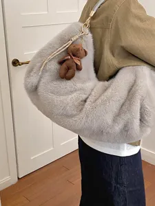 Cómodo bolso de hombro de felpa gris con lindo colgante de oso para otoño e invierno.