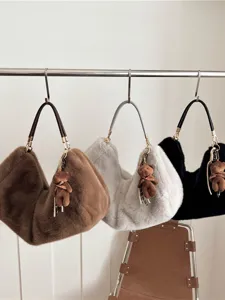 Bolso de hombro de felpa de otoño con colgante de oso, bolso suave grande para mujer.