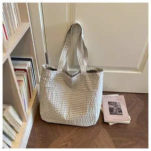 Detailansicht einer koreanischen Karomustertasche, grosse Kapazitaet, Schultertasche.