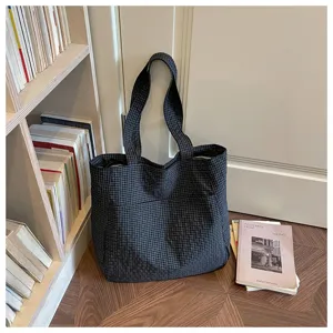 Detailansicht der koreanischen karierten Tasche mit großem Fassungsvermögen und Textur.