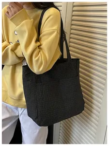 Detailansicht der karierten koreanischen Tragetasche, grosse Schultertasche fuer Alltag.