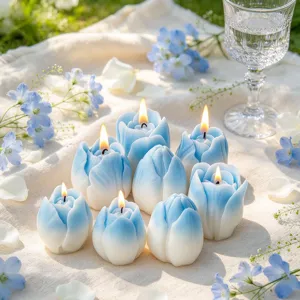 Prachtige blauw-witte tulp geurkaarsen gedetailleerd aanzicht voor esthetische inrichting.