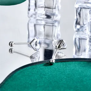 Orecchini a lobo in argento sterling e moissanite a quattro griffe per donne eleganti.