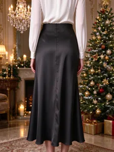 Detalle de falda larga negra de satén elegante, talle alto para fiestas navideñas.