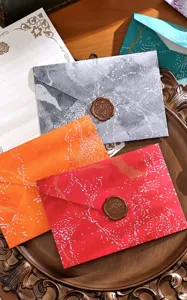 Ensemble d'enveloppes et de papeterie motif marbre vintage avec sceau de cire rétro.