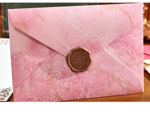 Enveloppe motif marbre rose avec cachet de cire rétro pour lettres d'amour et papeterie