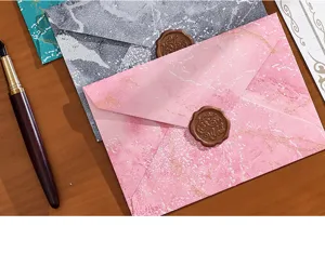 Gros plan détaillé d'enveloppes effet marbre avec de beaux sceaux de cire et papeterie rétro.