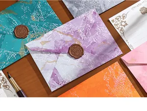 Détails d'enveloppe à motif marbre, cachet de cire vintage et ensemble de papeterie romantique.