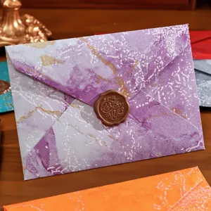 Enveloppe à motif marbre violet avec sceau de cire rétro, élégant ensemble de papeterie vintage.