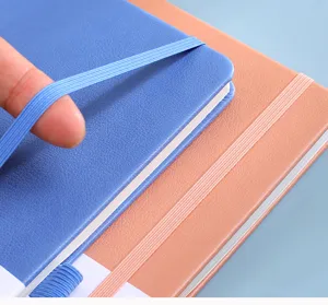 Detailaufnahme des A5 Hardcover Notizbuchs mit Gummiband und strukturierter Lederoptik.