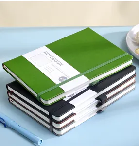 Detailansicht von gestapelten bunten A5 Hardcover-Geschäftsnotizbüchern mit Gummibändern.