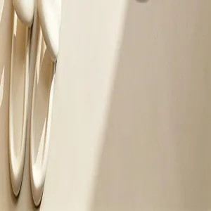 Detailansicht einer modernen minimalistischen Badematte mit geschwungener Kante in Beige.