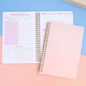 Detailansicht des pastellrosa Wochenplaner Notizbuchs mit Spiralbindung und praktischem Layout.