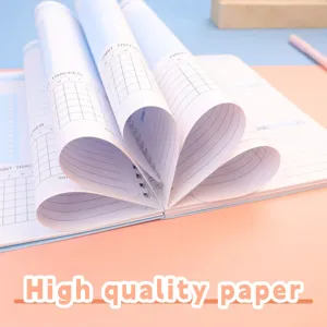 Detailaufnahme des A5 Spiral Wochenplaner Notizbuchs mit Habit Tracker und kreativem Papier.