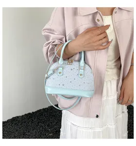 Sac à main coquillage bleu clair avec motif étoiles, sac à poignée élégant et bandoulière réglable femme.
