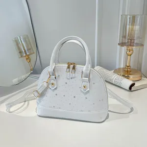 Sac à main dôme blanc pour femme avec motif étoile argenté et bandoulière élégante.