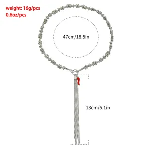 Collier de perles irrégulières en argent avec pendentif piment rouge et frange élégante.