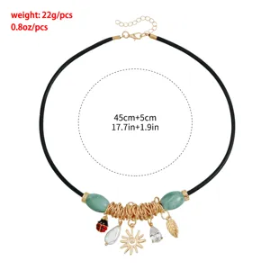 Vintage Mehrelement-Anhänger Choker Halskette mit Lederband und Metallspulen Damen.