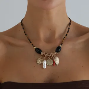 Leopardenmuster Lederkordel Choker Halskette mit Mehrfach-Anhänger, Vintage Schmuck Detail.