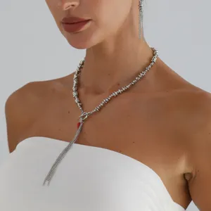Collier Y longue frange perlé irrégulier argenté avec pendentif piment et boucles detail