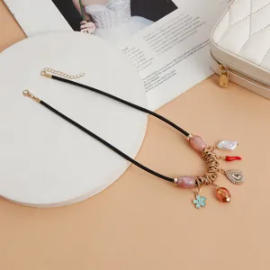 Detailaufnahme der Retro Mehrelement Choker Halskette mit Anhängern, schwarzer Kordel.