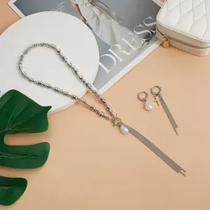 Ensemble de collier et de boucles d'oreilles longue chaîne argentée avec perles et pendentifs.