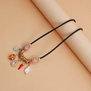 Vintage Mehrere Elemente Charm Halskette mit schwarzem Lederband und Anhängern.
