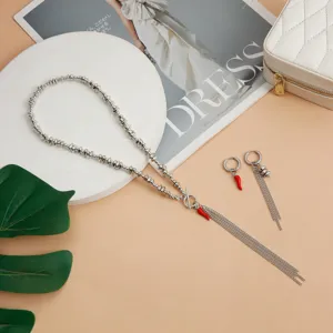 Ensemble de collier de perles irrégulières à longue pampille avec pendentif piment sexy.