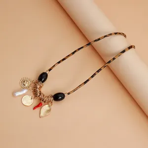Vintage Leo Print Lederband Halskette mit verschiedenen Anhängern Boho Schmuck.