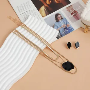 Set di collana e orecchini multistrato dorati con ciondolo ovale nero elegante.
