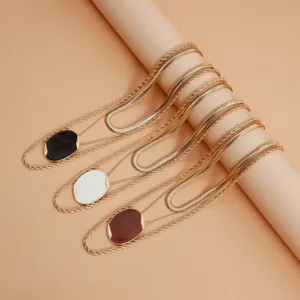 Collana a catena di serpente dorata con ciondolo ovale bordeaux, stile estetico Y2K.