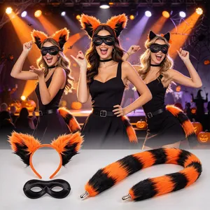 Dettagli in primo piano del set cerchietto con orecchie e coda pelosa arancione per Halloween.