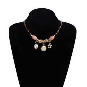Vintage Lederkordel Halskette mit Leopardenmuster, Metallringen und zauberhaften Anhängern für Damen.