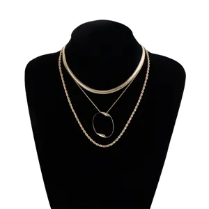 Set di collane d'oro multistrato con catena a serpente, ciondolo ovale e catena a corda.