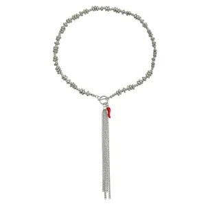 Collier long et tendance à franges avec perles irrégulières et pendentif piment rouge.