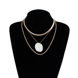 Collana a strati dorata con catena a ossa di serpente ciondolo e catena ritorta