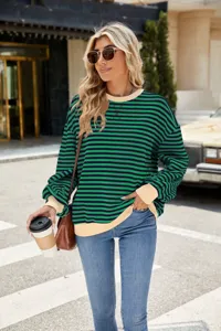 Lässiger grün-schwarzer gestreifter Pullover mit kontrastierenden Bündchen für Damen Detail.