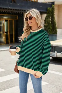 Detailaufnahme des stylischen gestreiften Sweatshirts mit langen Ärmeln in Grün und Schwarz.