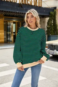 Grün-blaue gestreifte Detailaufnahme des Damen Sweatshirts mit Kontrastbündchen.
