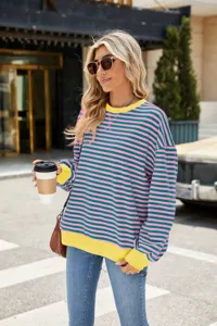Lässiger gestreifter Pullover mit Rundhalsausschnitt in Rosa und Grün mit gelben Bündchen.