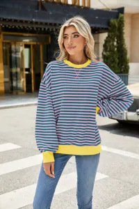 Nahaufnahme eines gestreiften farbblockierten Sweatshirts im Freien bei Strassenmode.