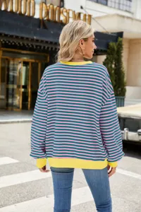 Detailansicht des Oversize Damen Sweatshirts mit Streifen und farbigen Bündchen.