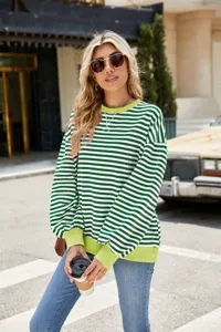 Lässiger grün-weiß gestreifter Langarm-Damen-Sweatshirt mit neon-limetten Bündchen.